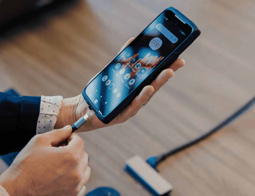 Une personne branche son smartphone Crosscall