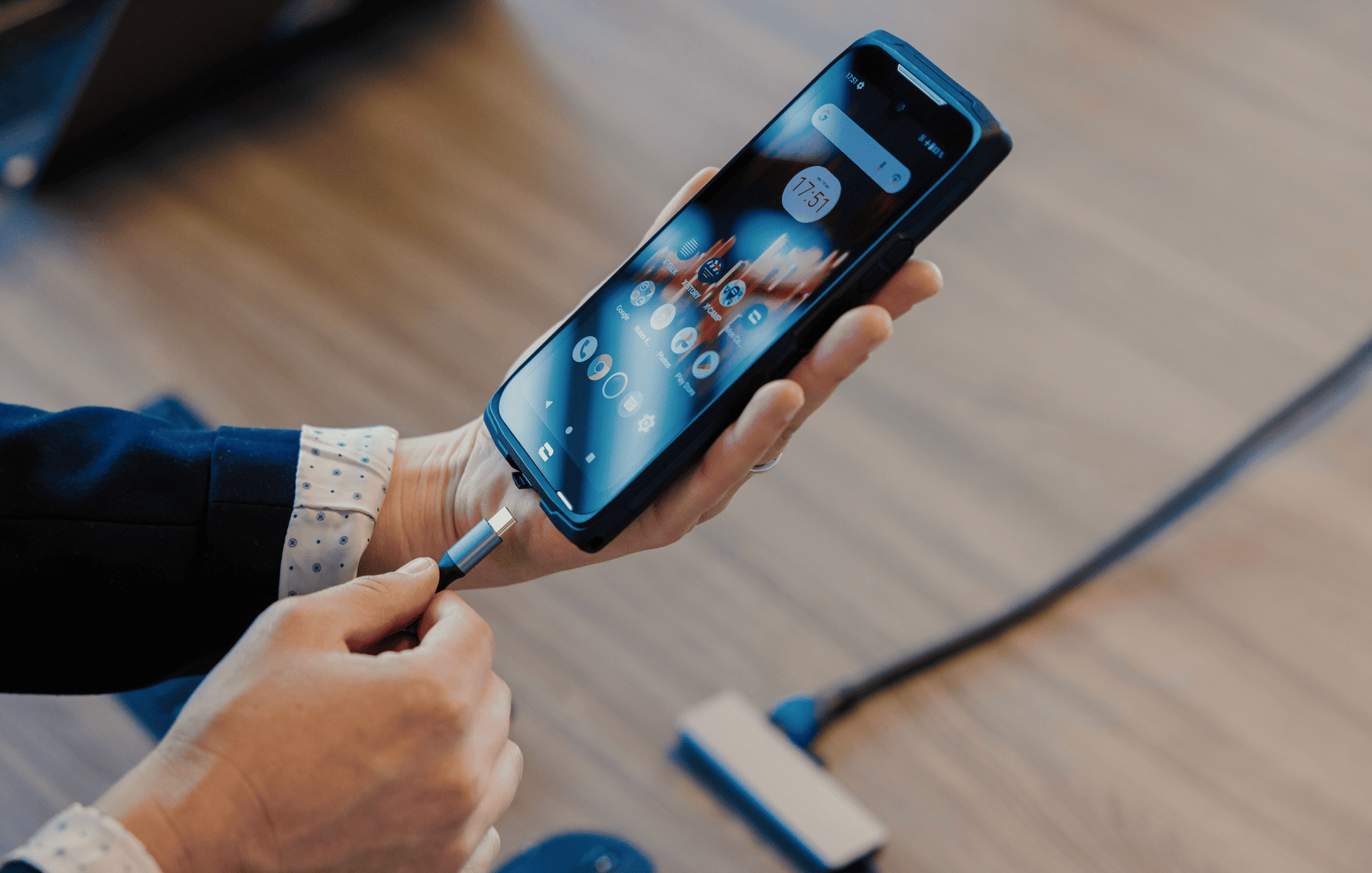 Une personne branche son smartphone Crosscall
