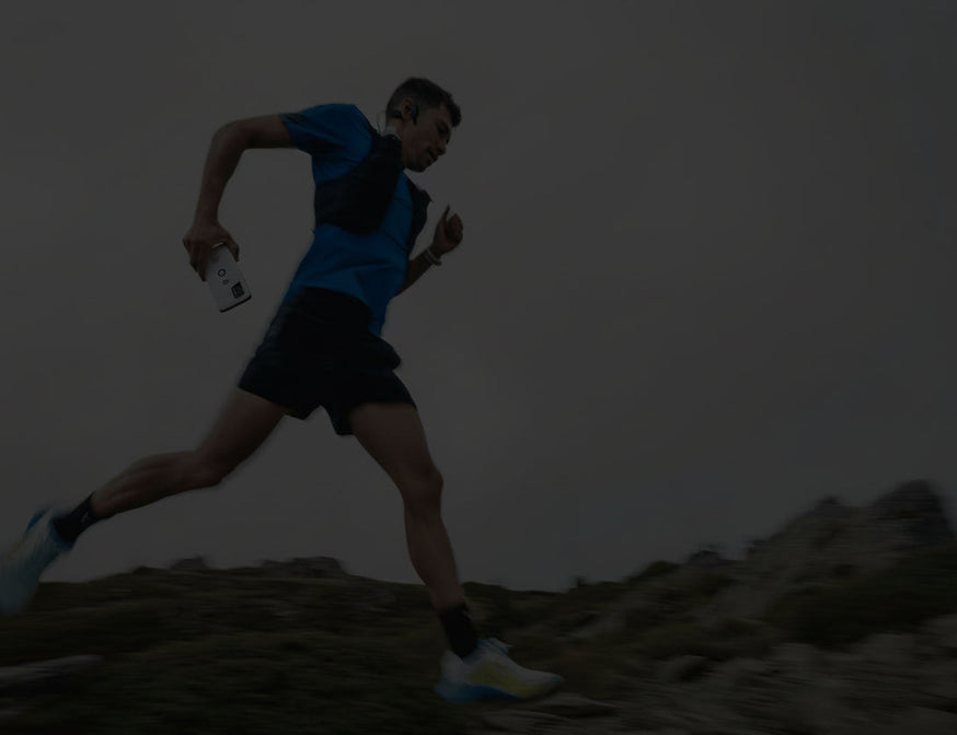 Un passionné d'outdoor court smartphone à la main