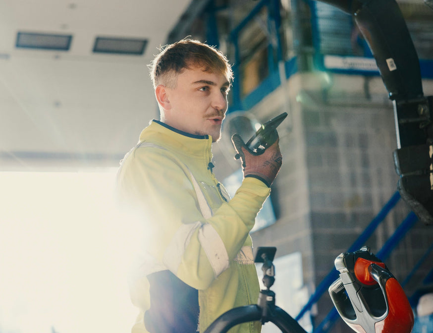 Un employé communique via son smartphone professionnel