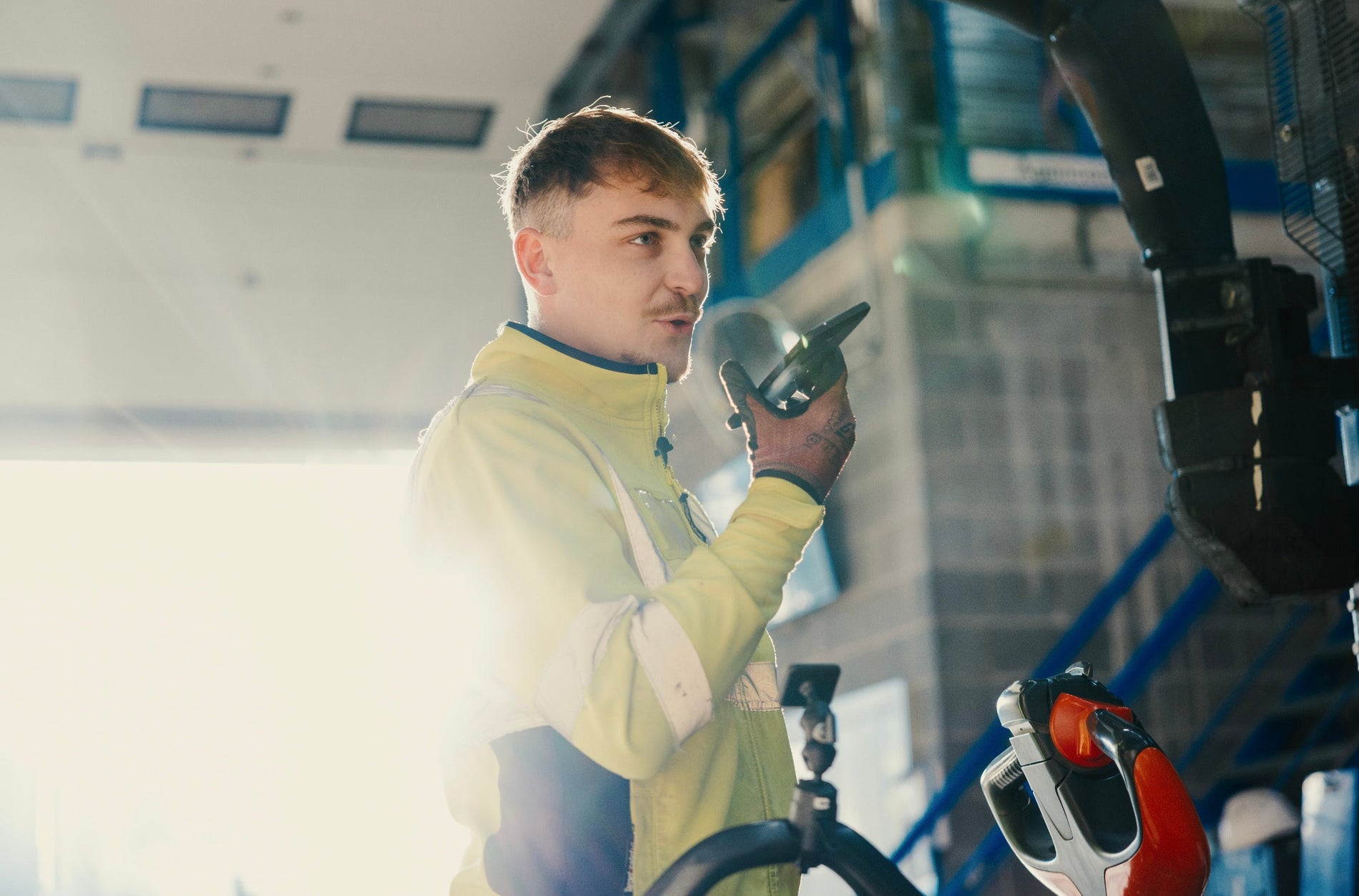 Un employé communique via son smartphone professionnel