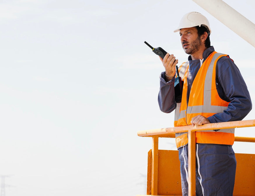 Un ouvrier utilise un smartphone 450 Mhz