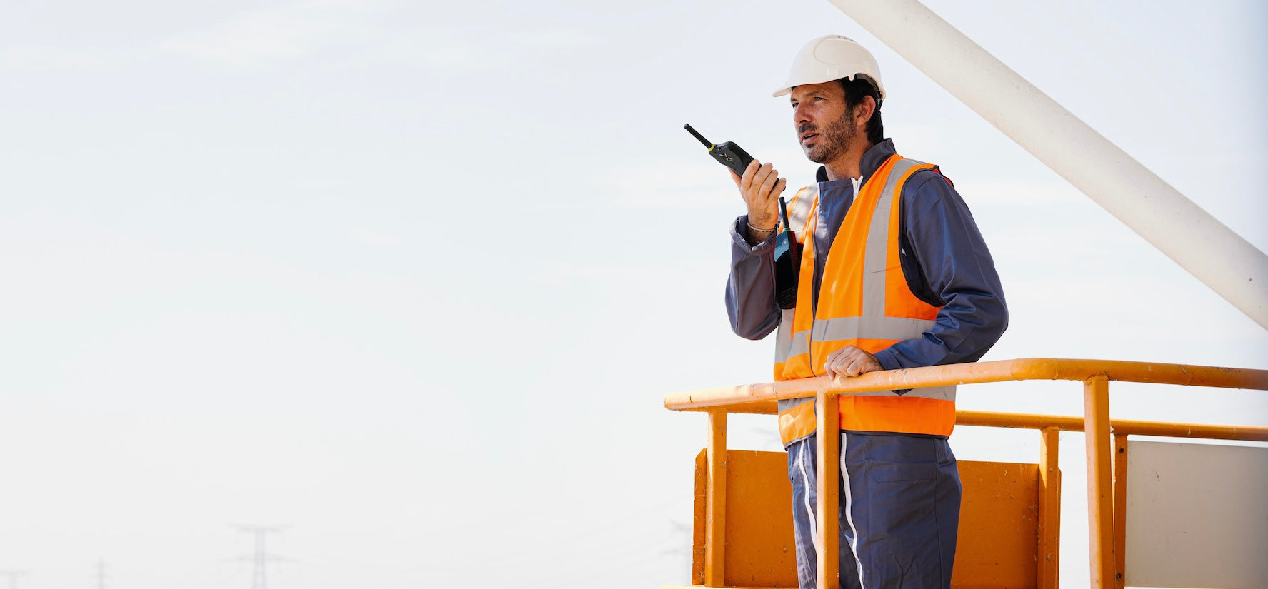 Un ouvrier utilise un smartphone 450 Mhz