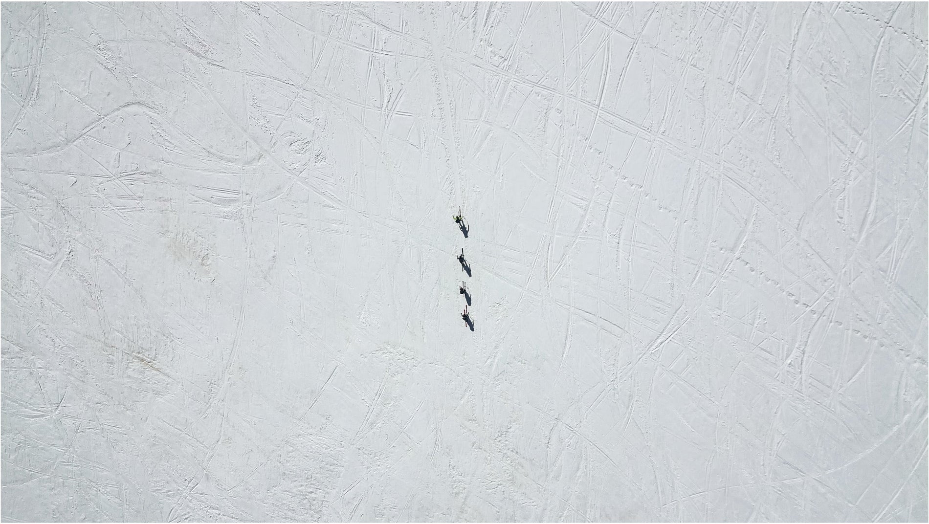 Groupe de randonneurs dans la montagne