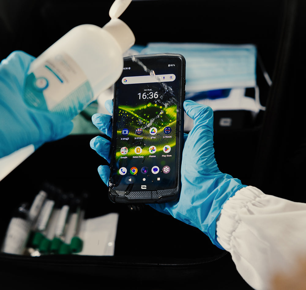 Professionnel de santé utilisant un terminal Crosscall avec des gants
