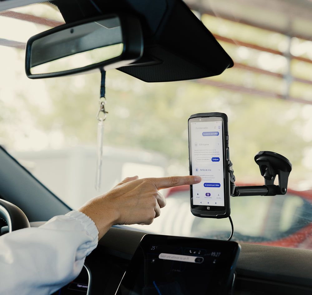 Professionnel consultant son smartphone Crosscall pendant un déplacement