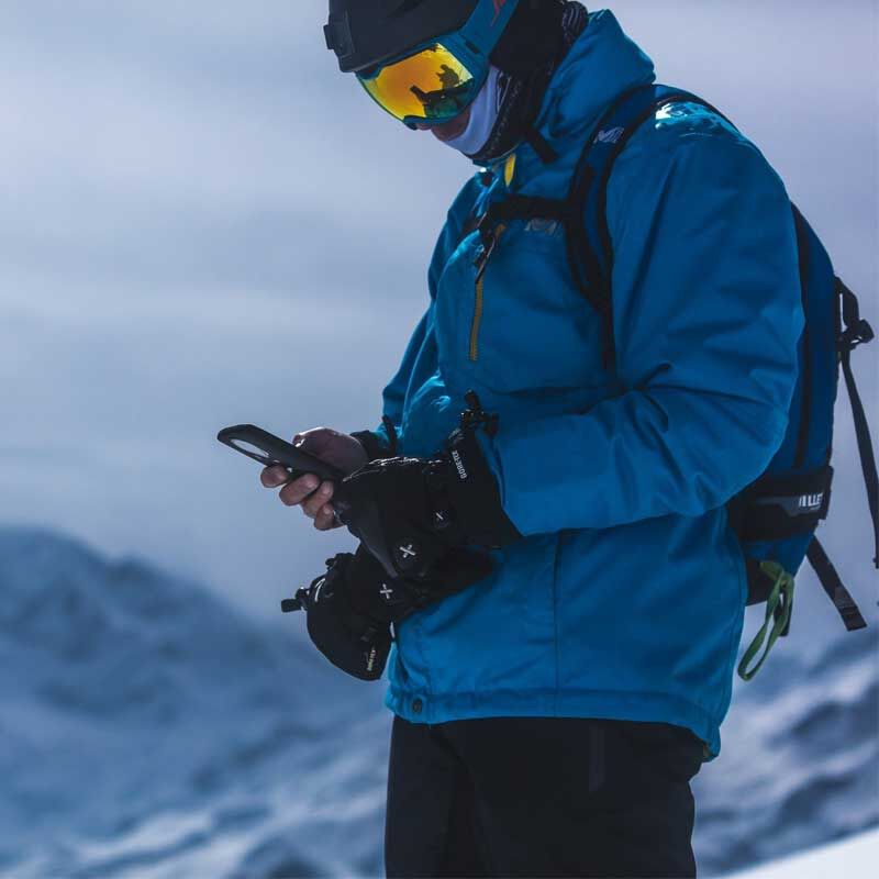 Skieur avec smartphone Crosscall