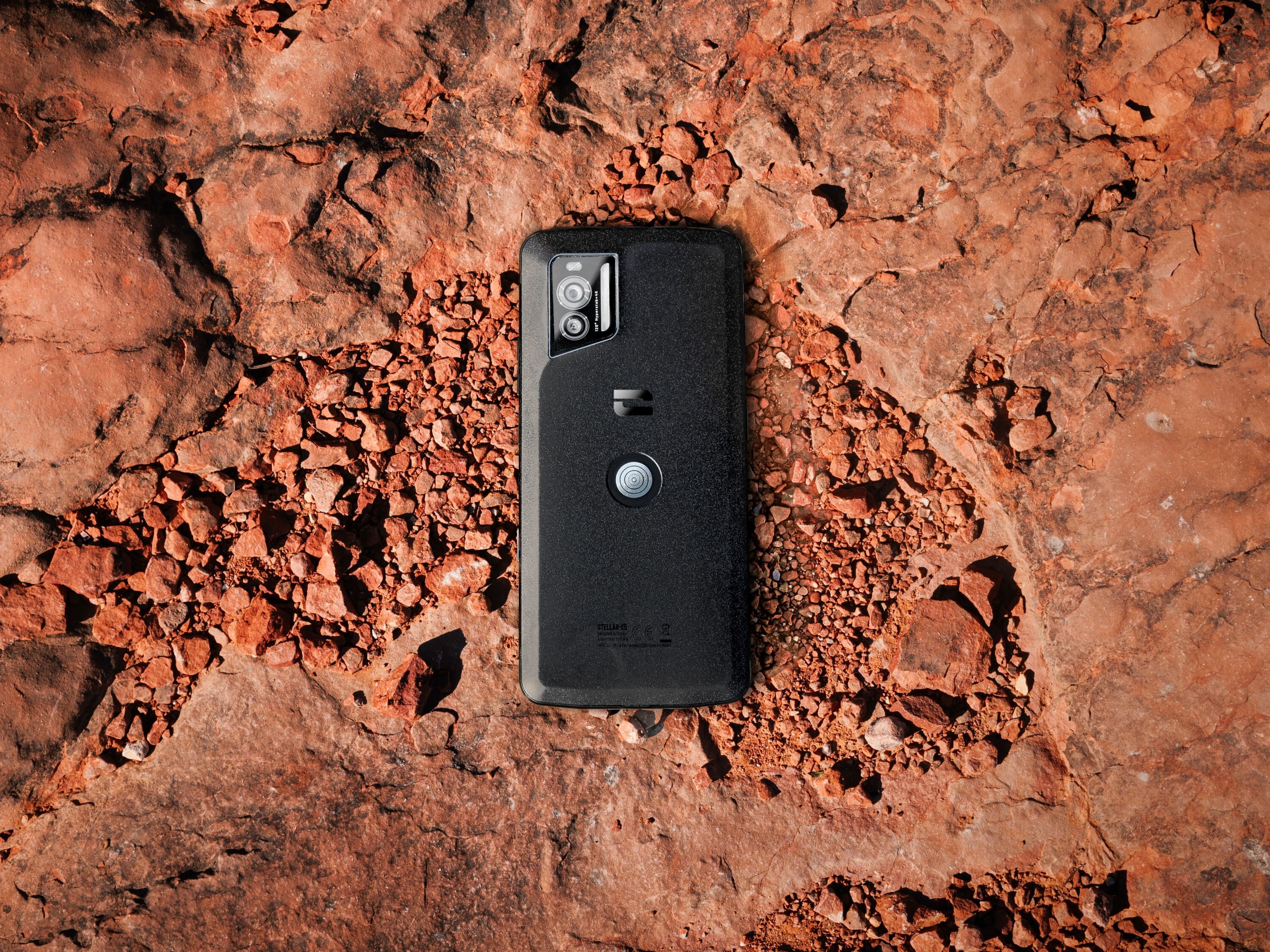 Smartphone Crosscall STELLAR-X5 robuste sur la terre