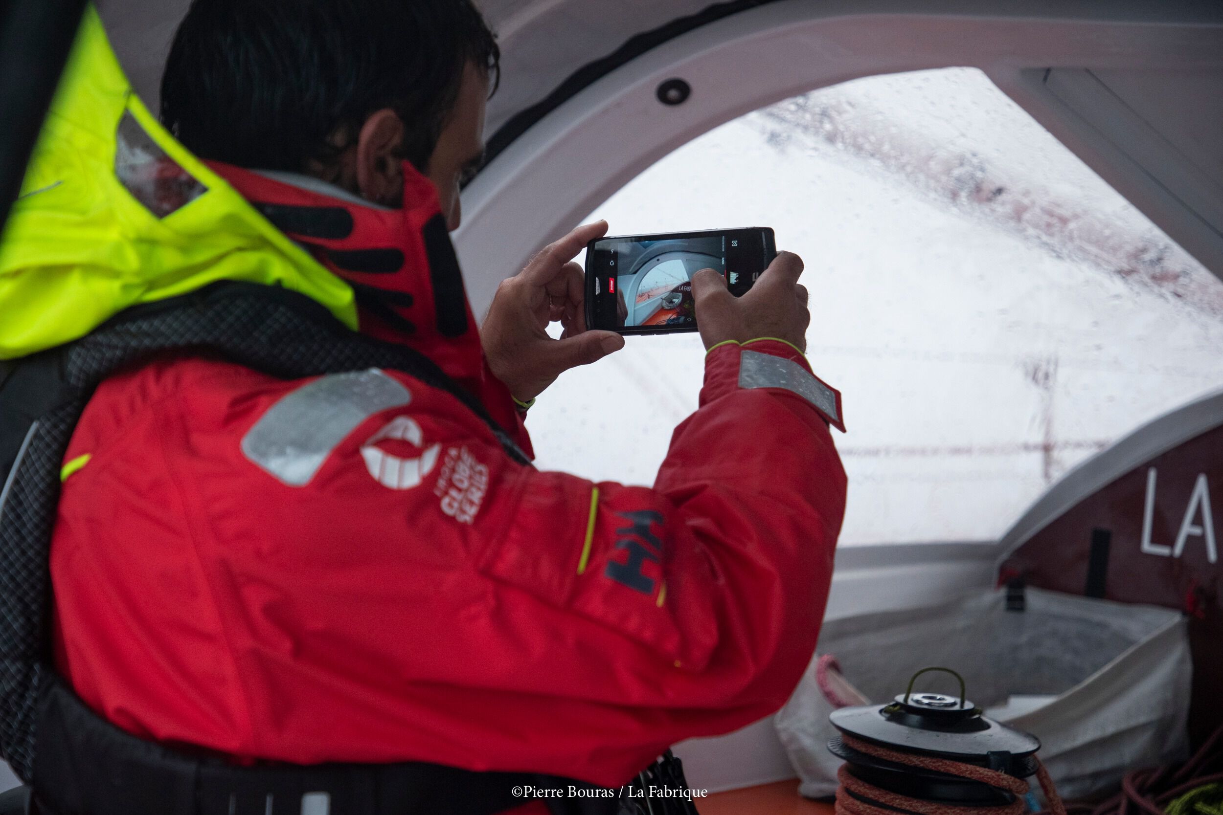 Alain Roura photographiant voilier avec son smartphone Crosscall TREKKER-X4