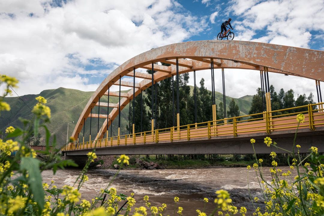 Kilian Bron fait du vélo sur un pont