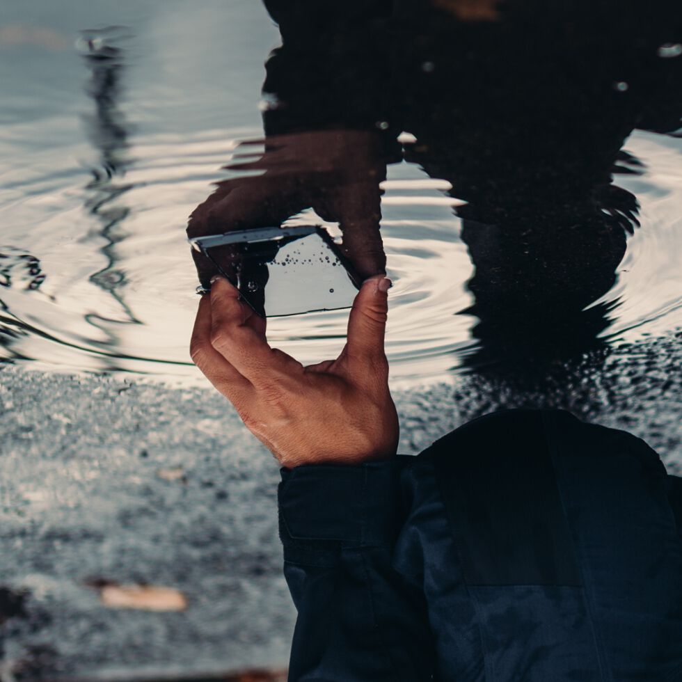 Smartphone waterproof immergé en ville
