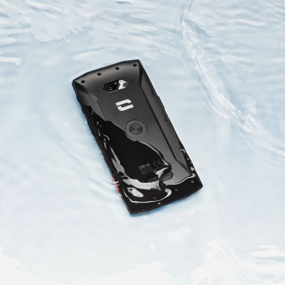 Smartphone Crosscall CORE-M5 immergé sous l'eau