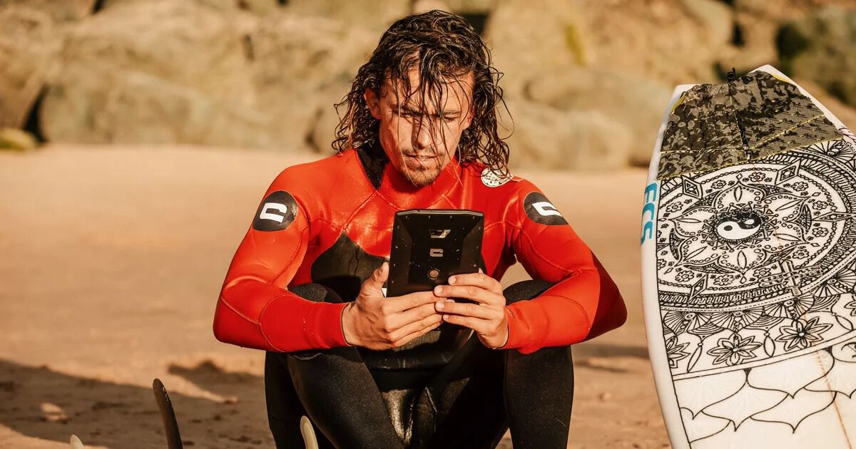 Edouard Delpero, surfeur pro avec sa tablette CORE-T4