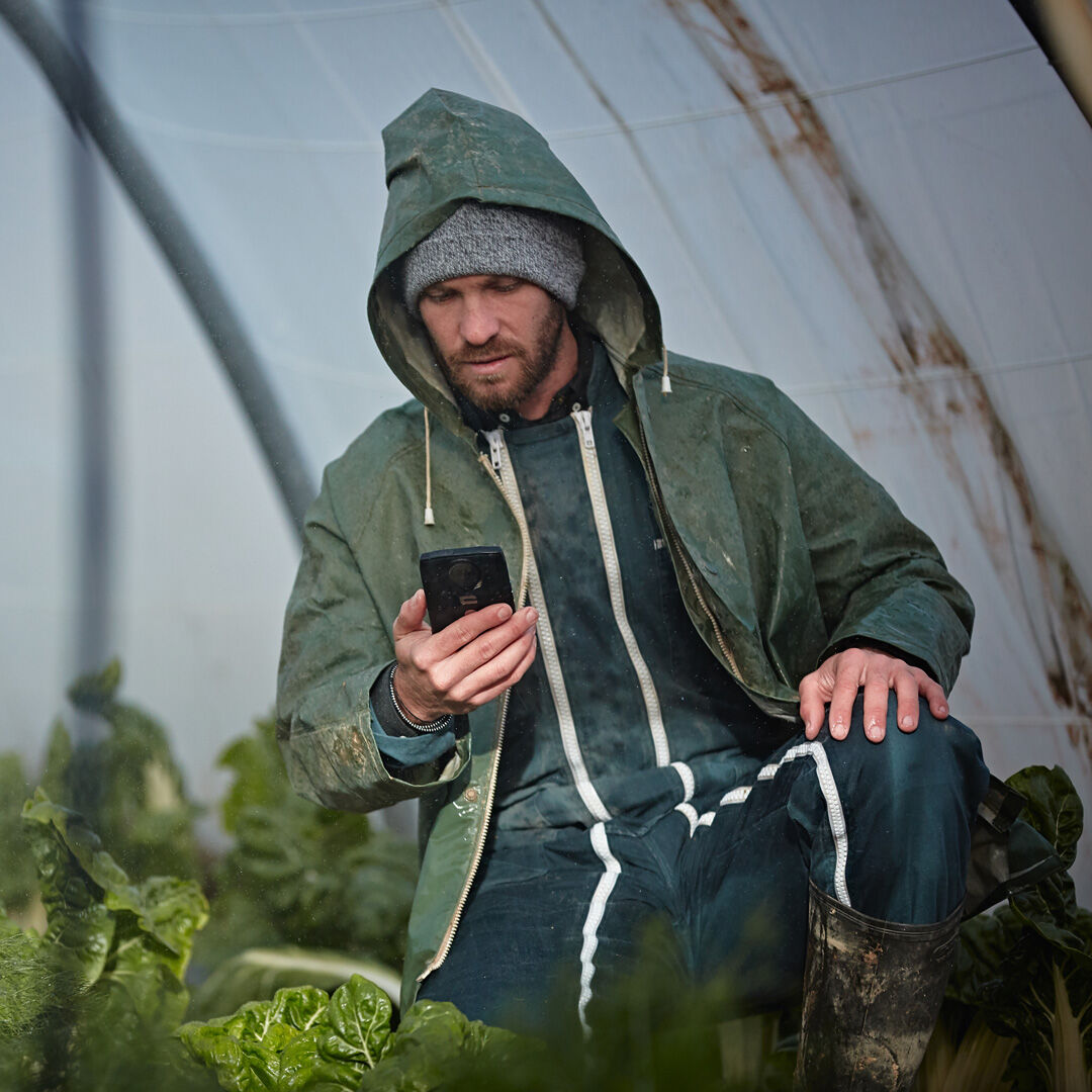 Agriculteur utilisant smartphone Crosscall