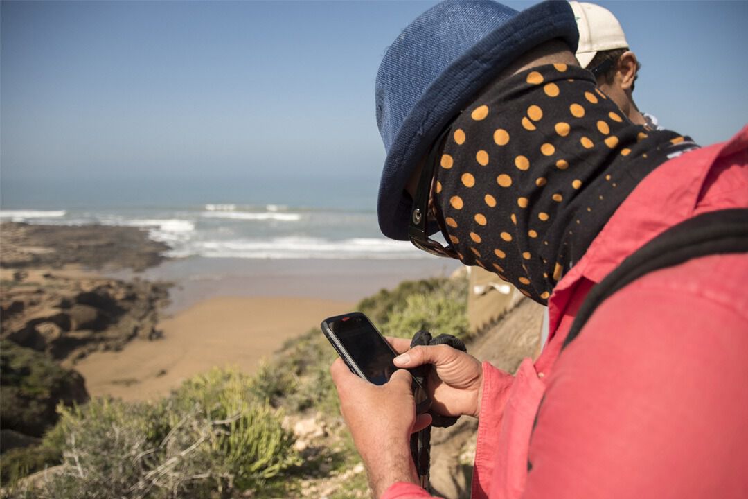 Utilization of smartphone Crosscall by a surfer