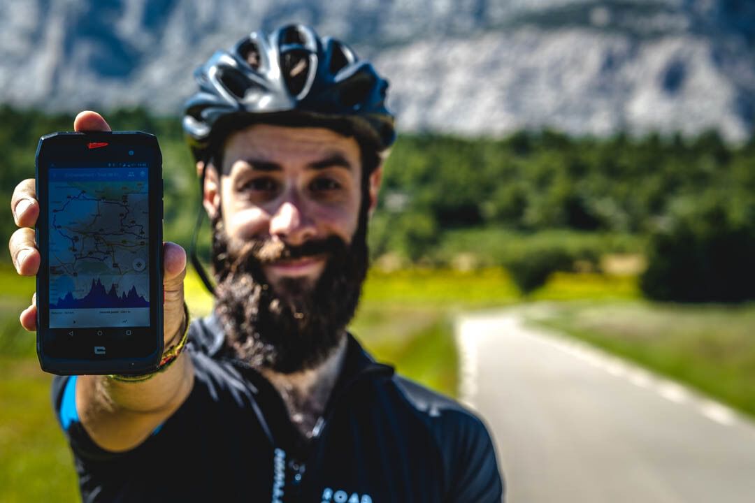 Lilian with Crosscall smartphone in front of the mountain