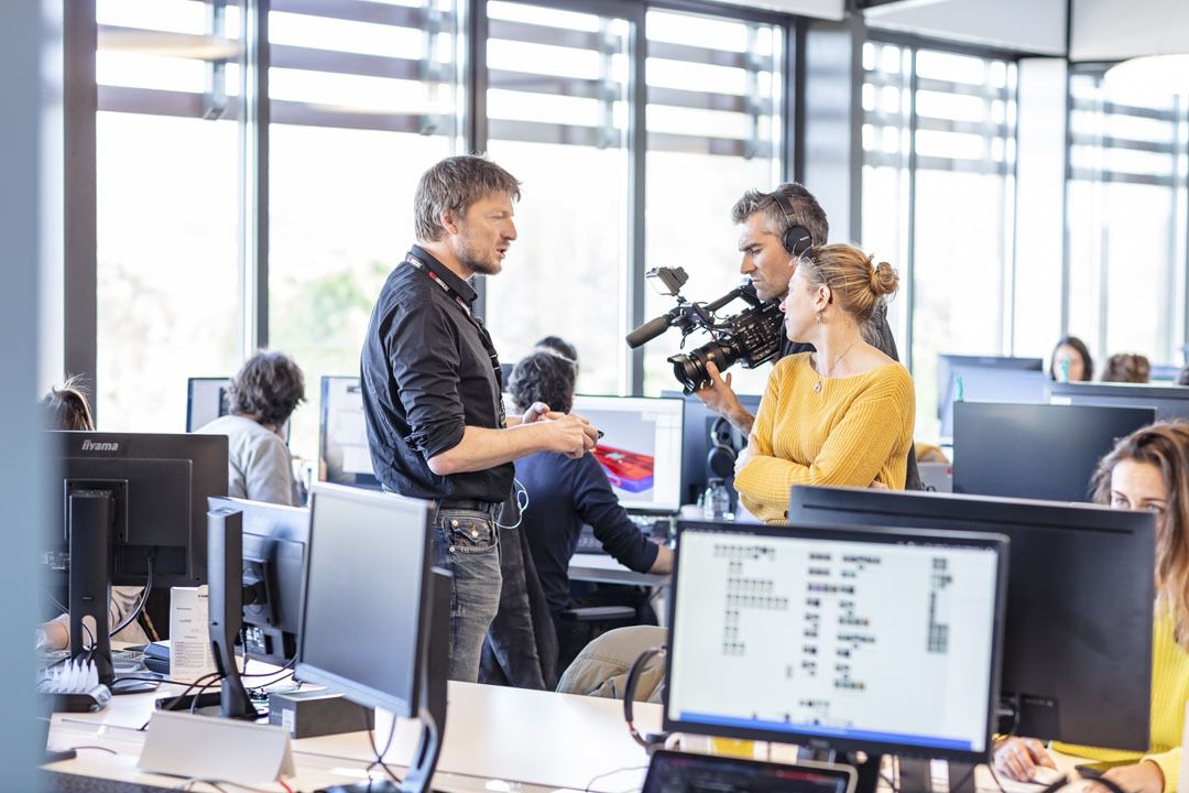 Bertrand Czaicki, directeur communication Crosscall avec journaliste TF1