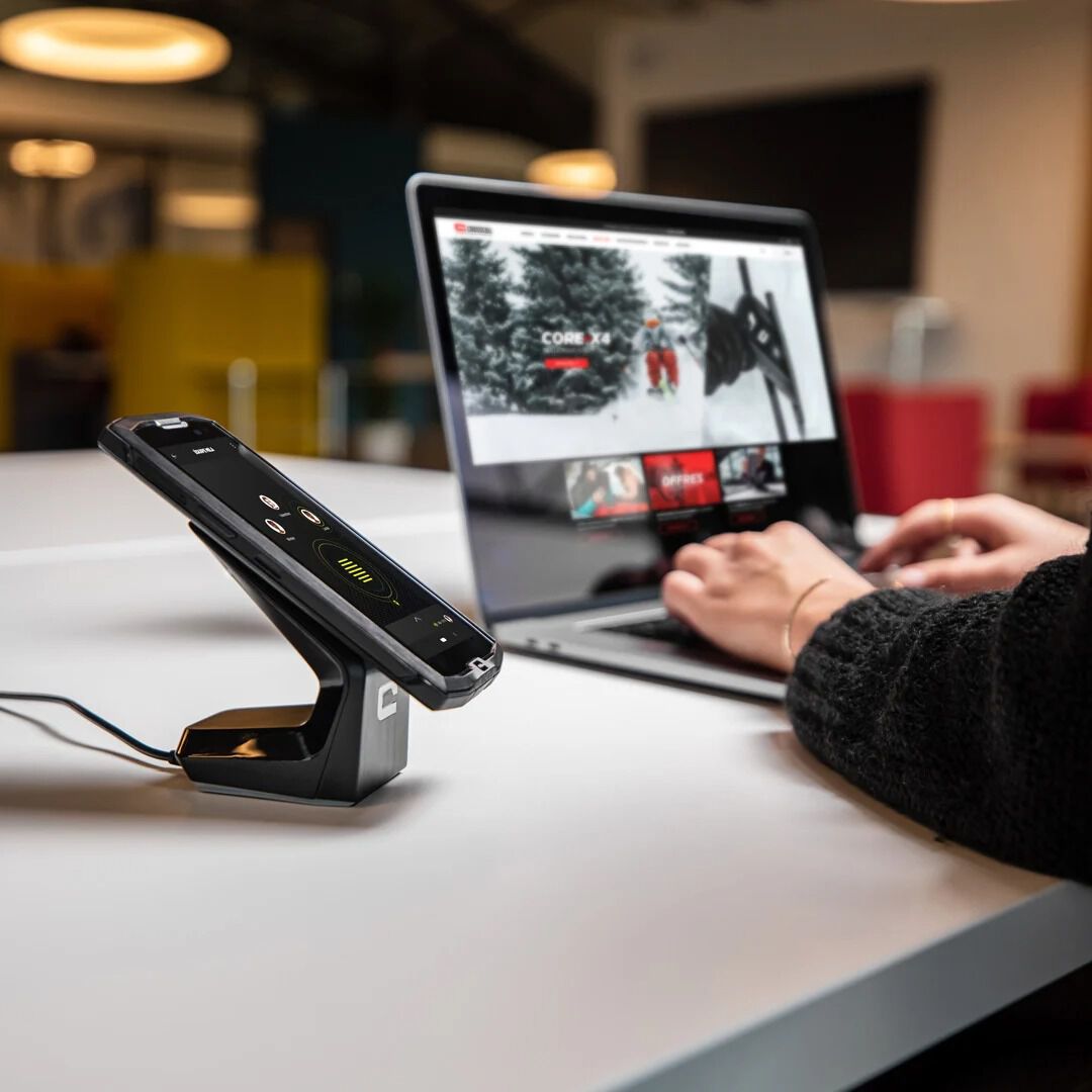 Smartphone Crosscall sur station de recharge X-DOCK