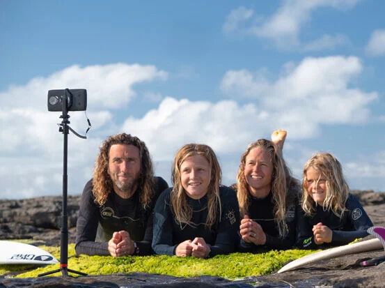 Group selfie with Crosscall phone and X-STICK tripod
