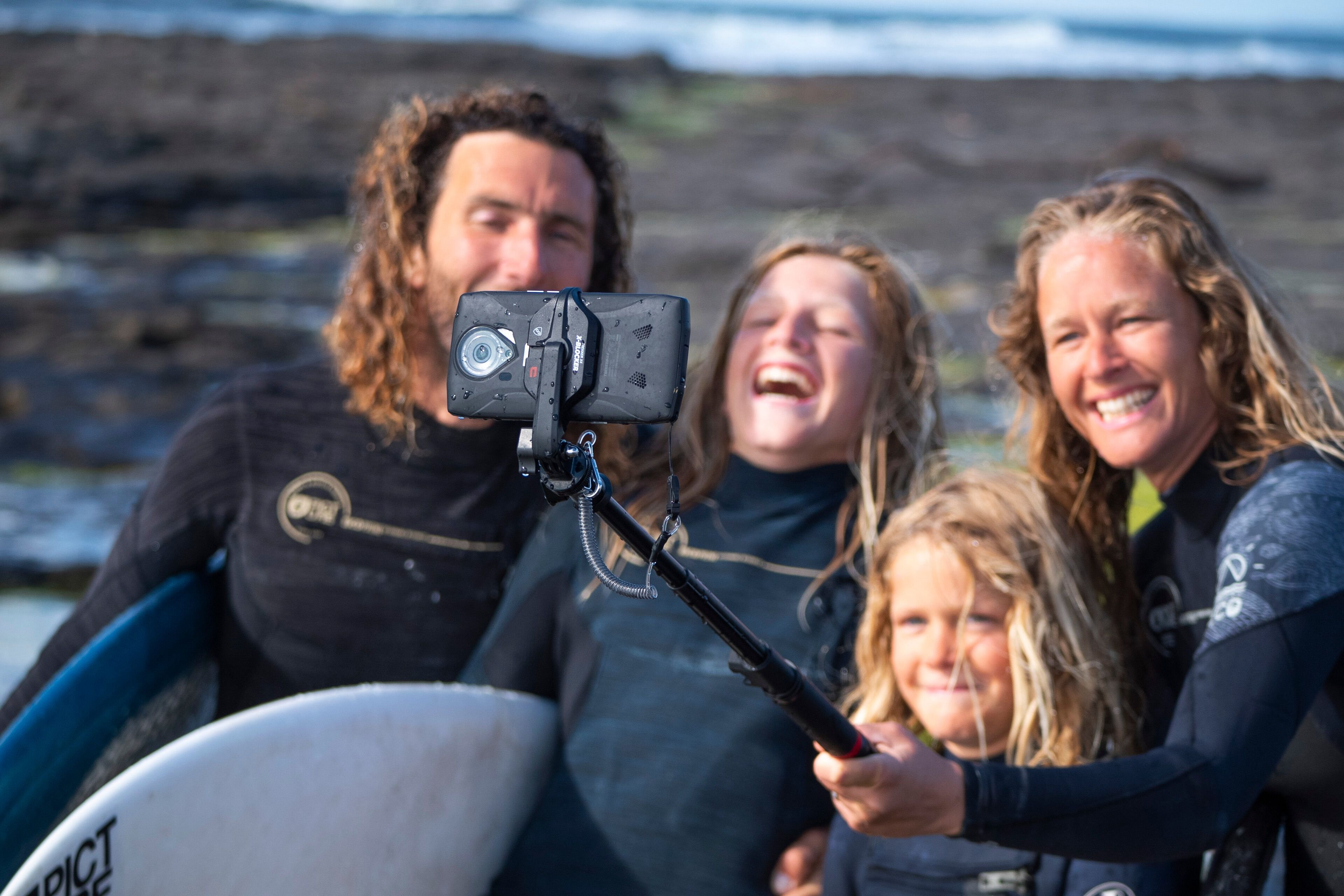 Selfie Surf Family avec smartphone TREKKER-X4 et X-STICK